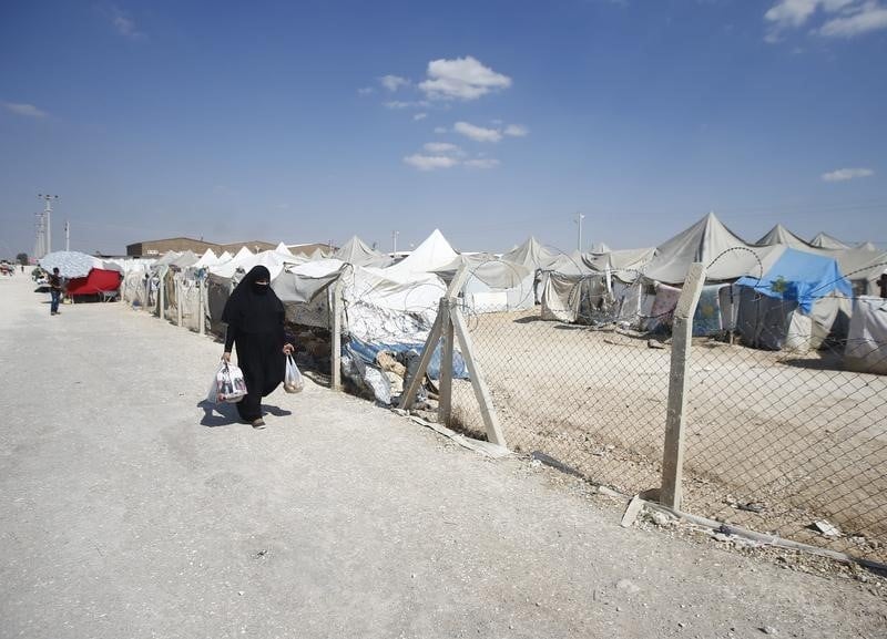 Certains refugies pourraient etre achemines par avion
