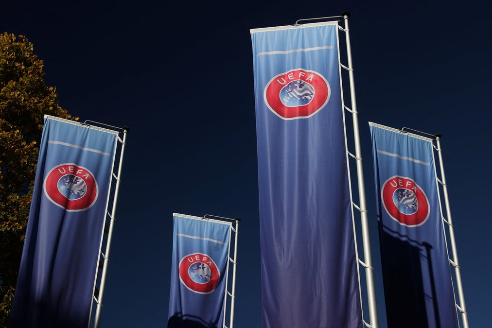 Des drapeaux de l'uefa au siege de l'union des associations europeennes de football a nyon, en suisse