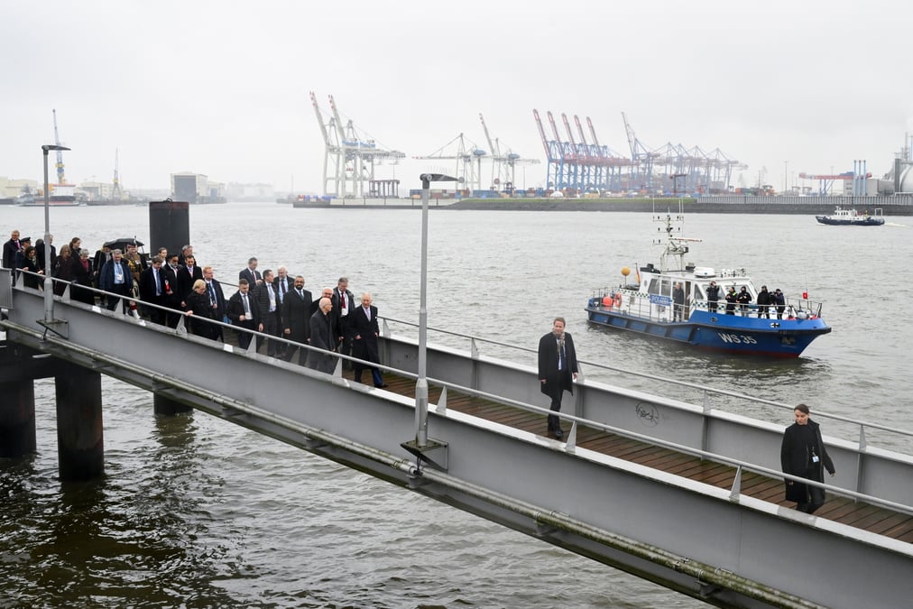 Le roi charles de grande-bretagne a hambourg, en allemagne