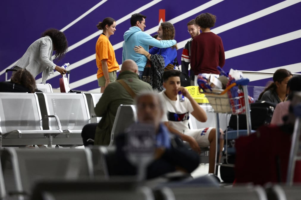 Des ressortissants francais evacues du niger arrivent a l'aeroport paris charles de gaulle