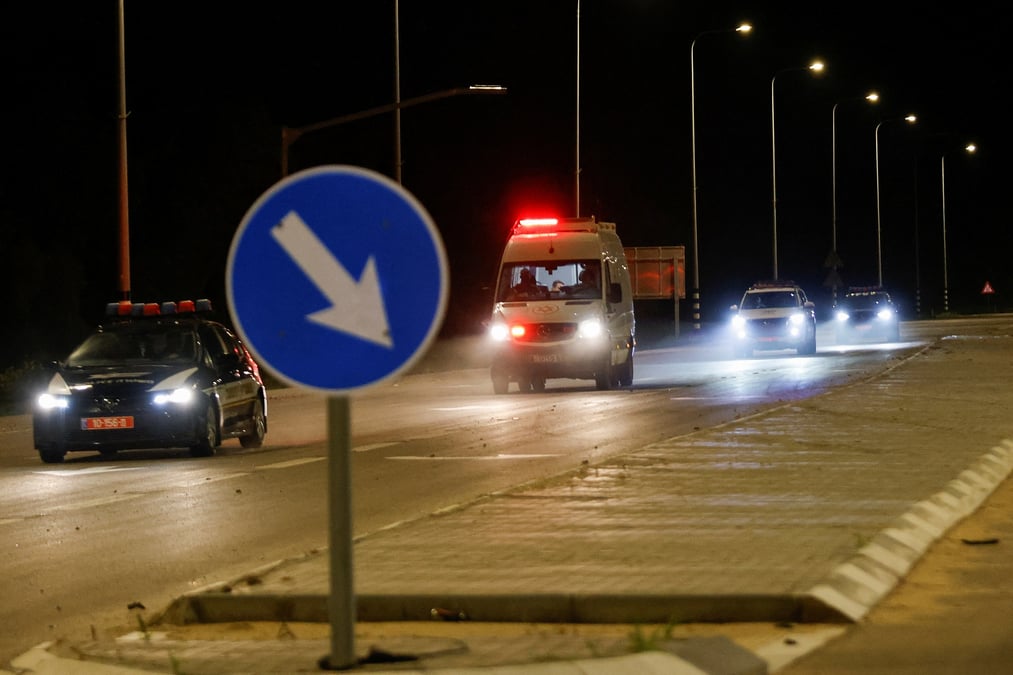 Une ambulance pres de la frontiere entre israel et gaza