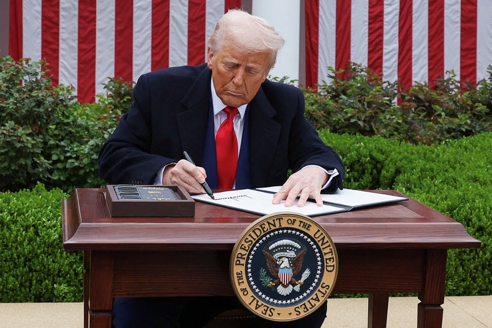 Le président Donald Trump signe un de ses nombreux décrets.