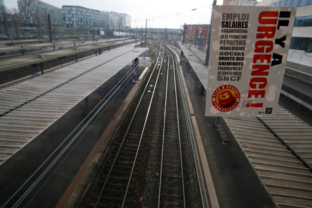 Un taux de declaration de grevistes a la sncf de 43% pour lundi