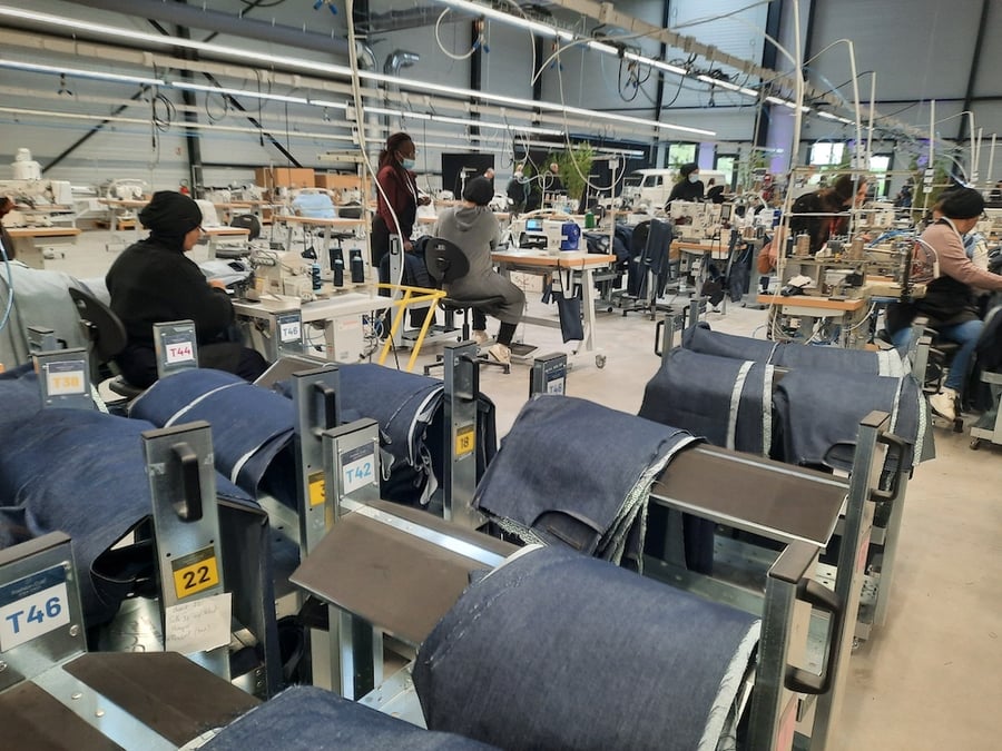 Chez Fashion Cube, d’ici 2024, le site devrait être capable de sortir 2.000 jeans par jour, soit 410.000 jeans par an.
