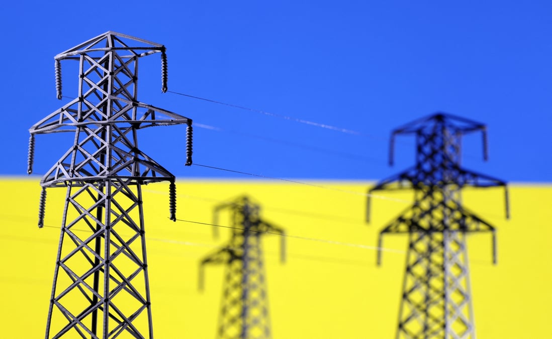 Image d'illustration montre des lignes electriques devant un drapeau ukrainien. /illustration diffusee le 5 decembre 2022/reuters/dado ruvic