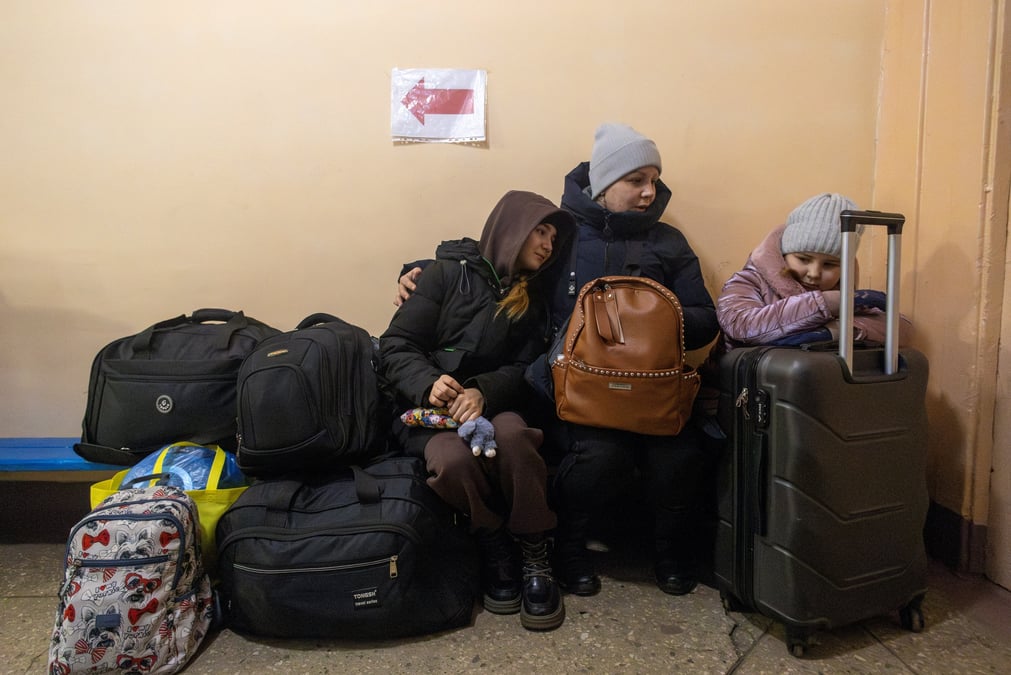 Une femme et ses enfants attendent un train d’evacuation a pokrovsk, en ukraine