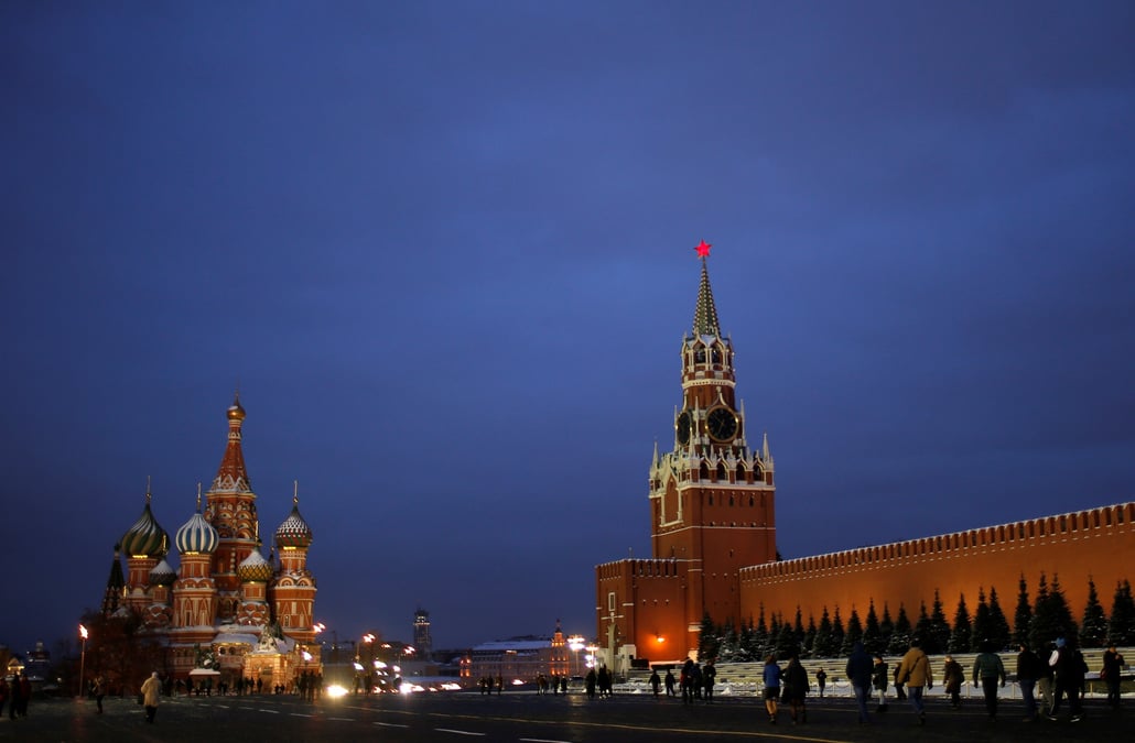 Des gens marchent sur la place rouge a moscou