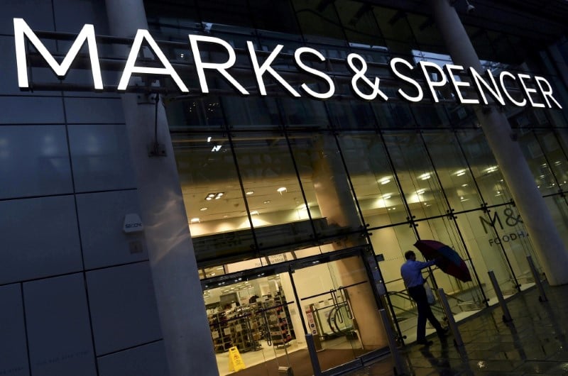 M&s veut accelerer sa restructuration apres une chute de son benefice