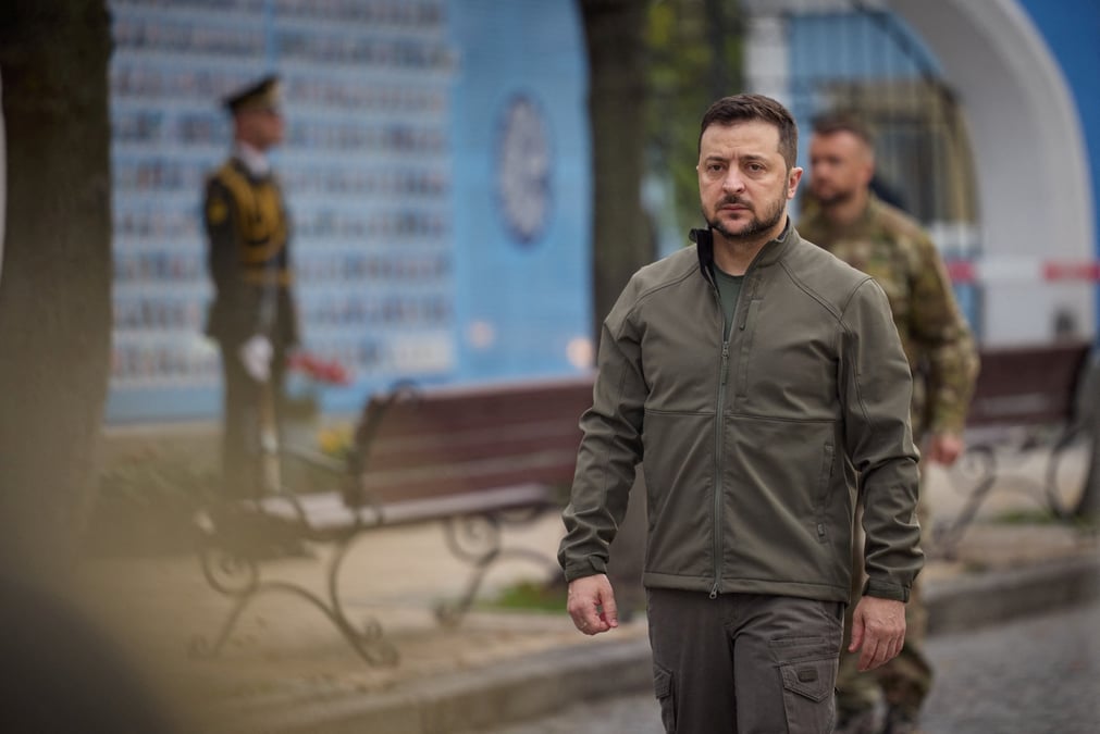 Le president ukrainien zelenskiy marquant la journee du defenseur de l'ukraine a kyiv