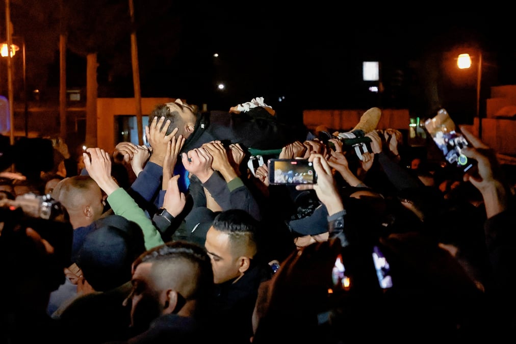 Des personnes portant corps d'un palestinien
