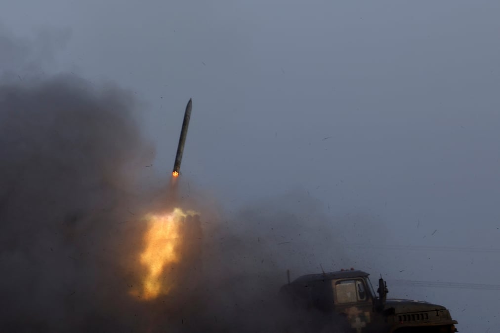 Un lance-roquettes multiple ukrainien bm-21 grad tire une roquette lors d'un bombardement le jour de noel sur la ligne de front a bakhmut