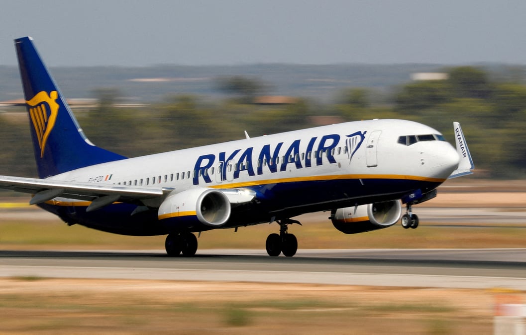Un avion boeing 737 de ryanair decolle de l'aeroport de palma de majorque
