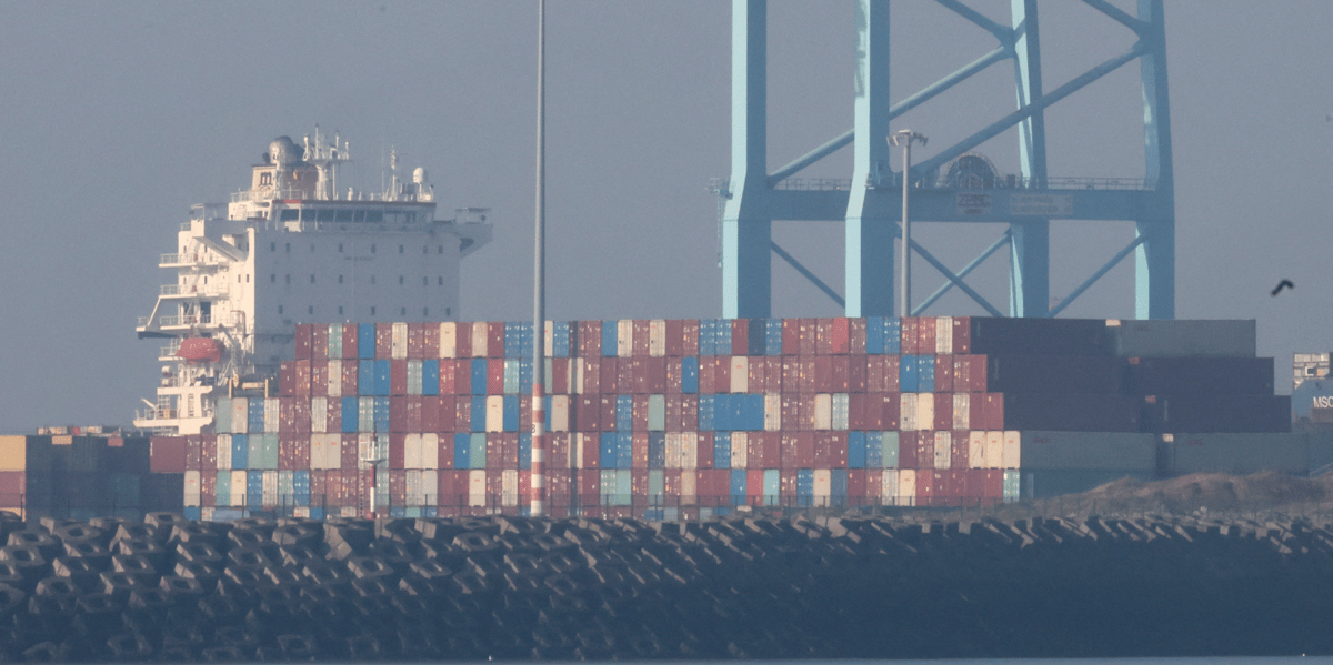 Vue d'un parking de voitures neuves destinees a l'exportation, dans le port belge de zeebrugge