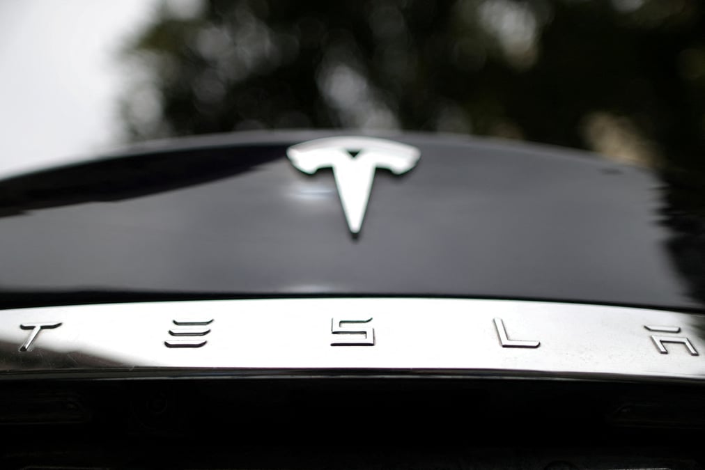 Une voiture tesla a santa monica