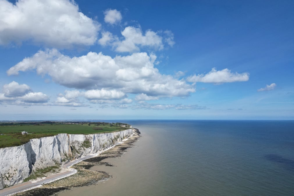 Vue de drone des falaises de craie de st margaret's bay et de la manche pres de la ville portuaire de douvres
