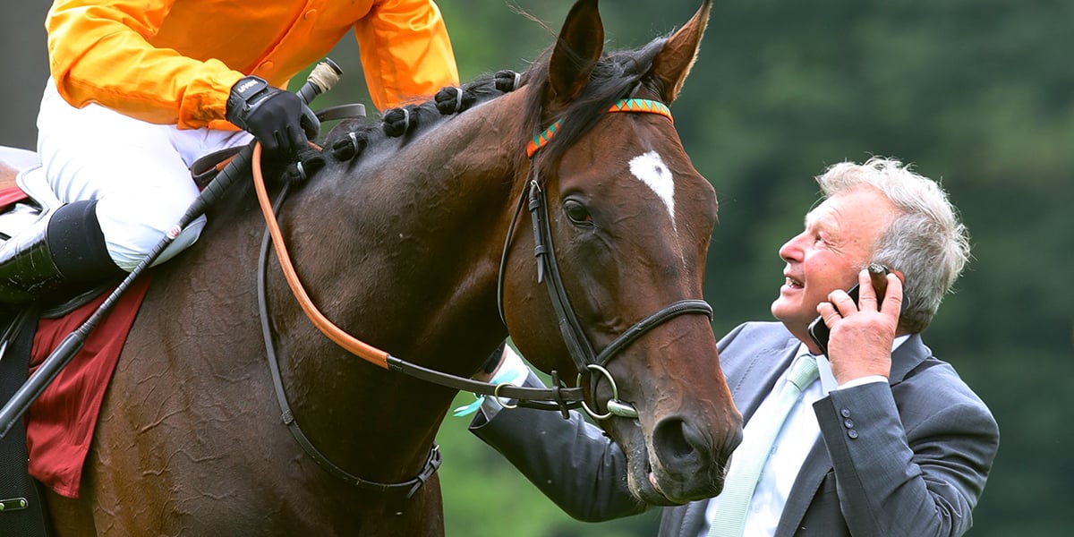 Le 2 juin à Chantilly, lors du Prix du Jockey-club, Carlos Lerner félicite Ronan Thomas vainqueur avec Look de Vega.