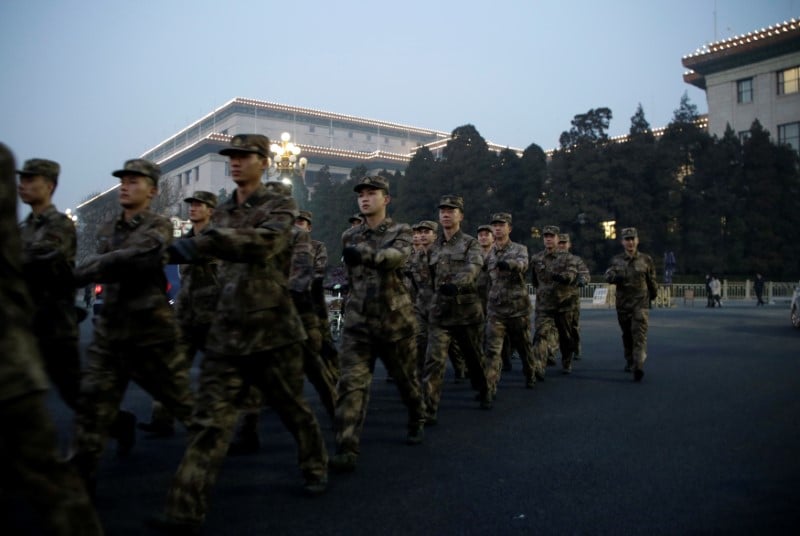 Des soldats chinois demobilises reclament leurs pensions a pekin