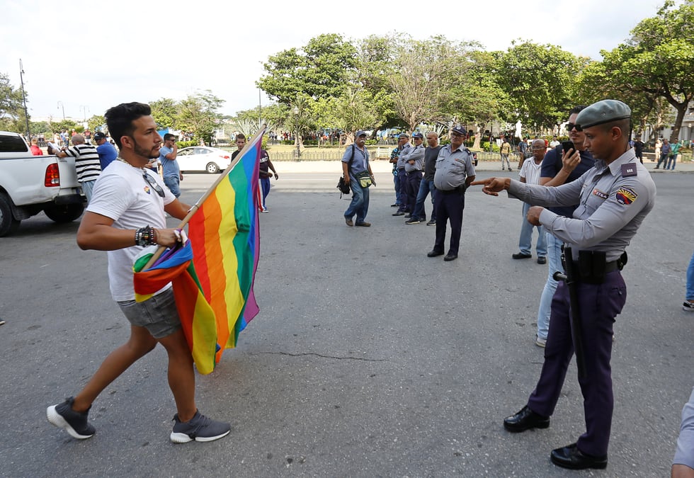 Cuba: la communaute lgbt defie le gouvernement en paradant a la havane