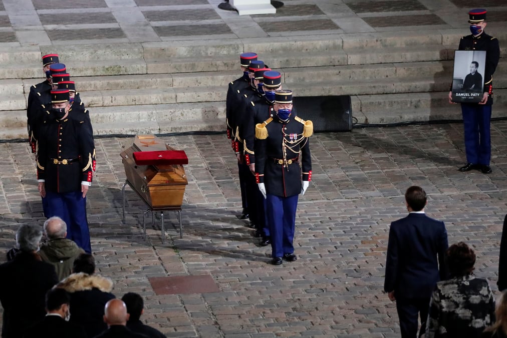 Macron rend hommage a samuel paty, "heros tranquille" de la republique