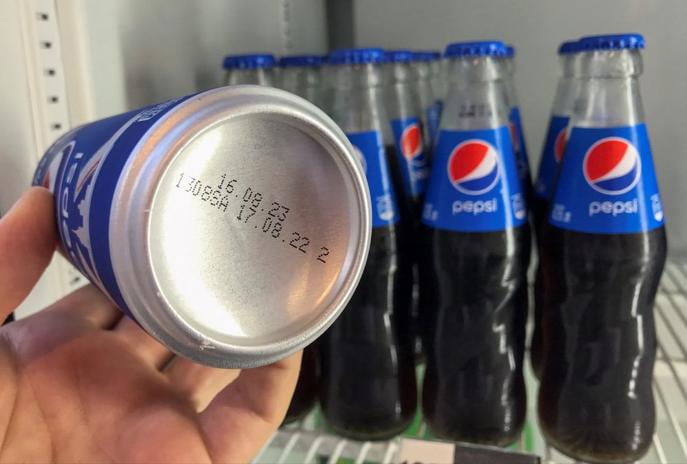 Un employe de reuters tient une canette de pepsi pour montrer sa date de fabrication dans un gymnase du centre de moscou
