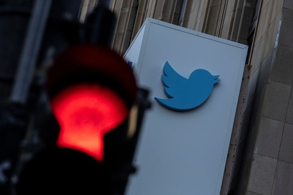 Le logo de twitter au siege de l'entreprise a san francisco, en californie