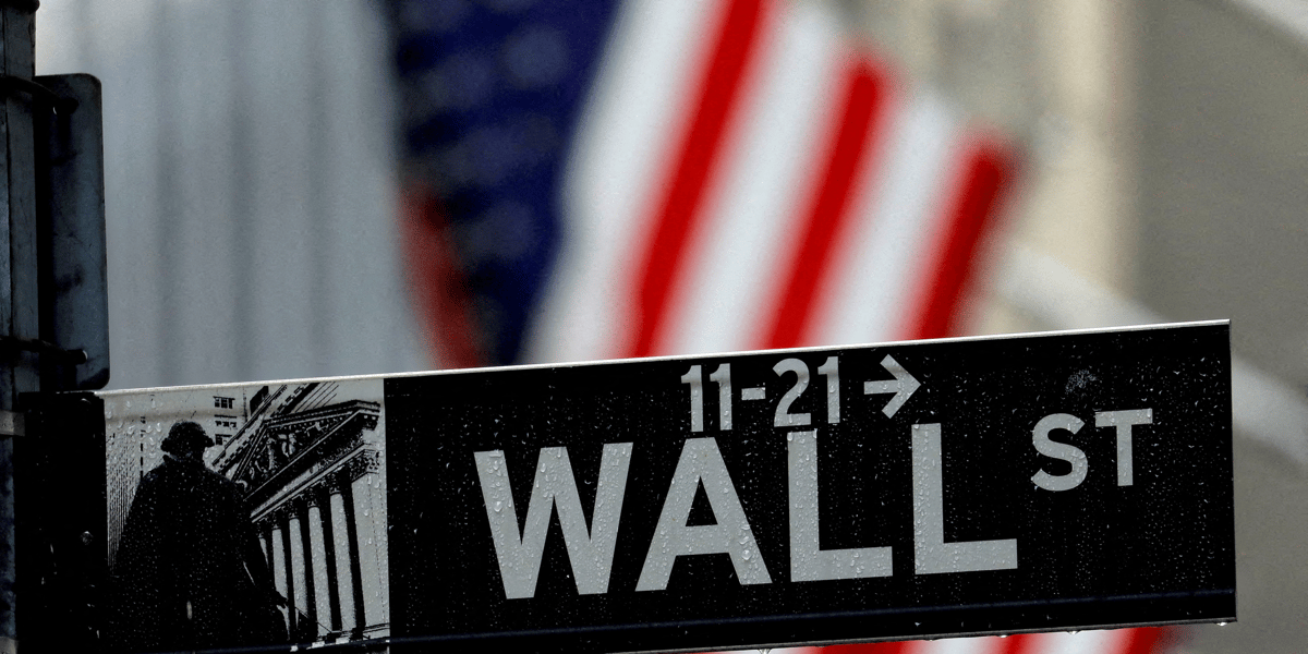 Photo d'un panneau indiquant wall street a manhattan, aux etats-unis
