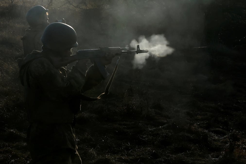 Des soldats effectuent des manoeuvres pres de la ligne de front, pres de kreminna