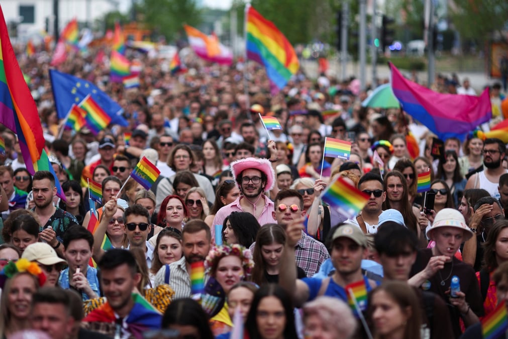 Des gens participent a une manifestation pro-lgbt a varsovie, en pologne