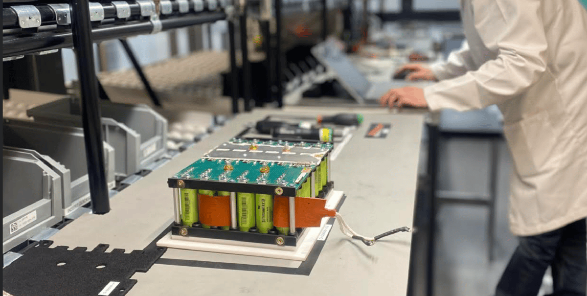 La startup Limatech vient de livrer ses premières batteries au lithium pour l'industrie aéronautique.