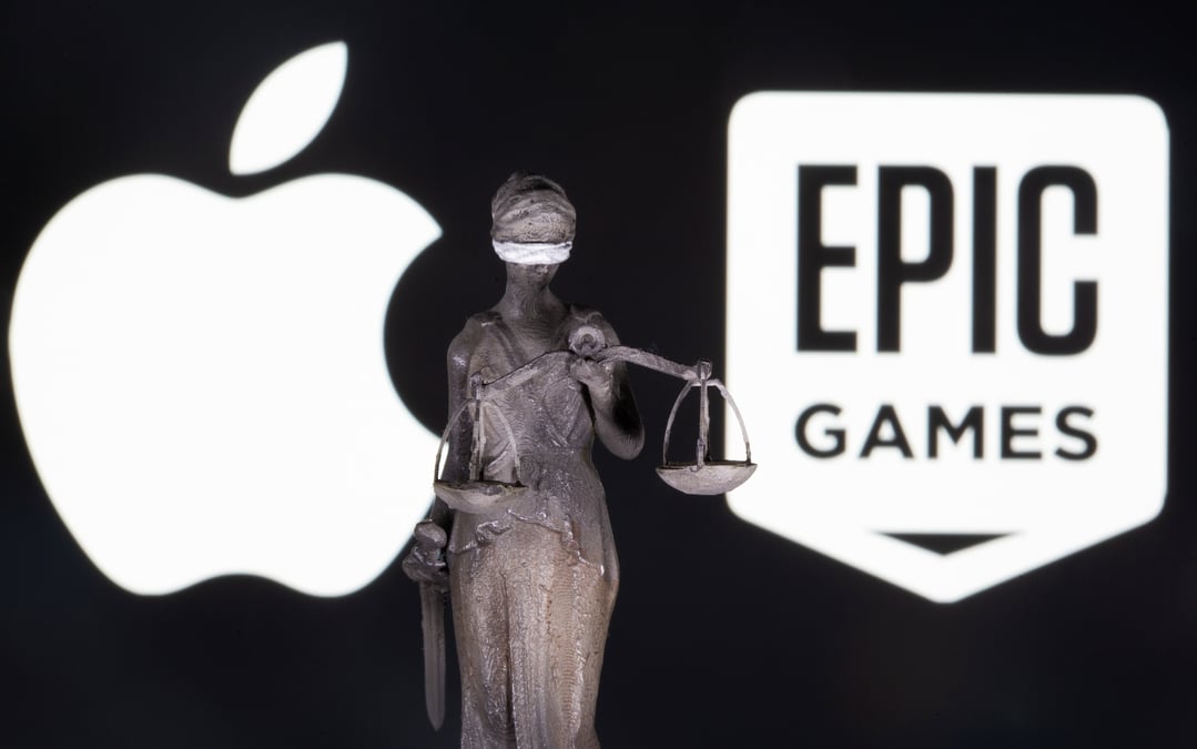 Illustration d'un symbole de justice devant les logos apple et epic games