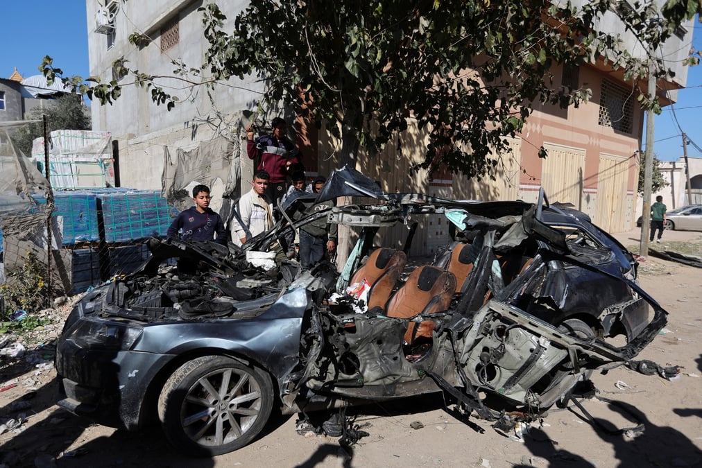 Une voiture detruite ou deux journalistes palestiniens ont ete tues lors d'une frappe israelienne, a rafah, gaza