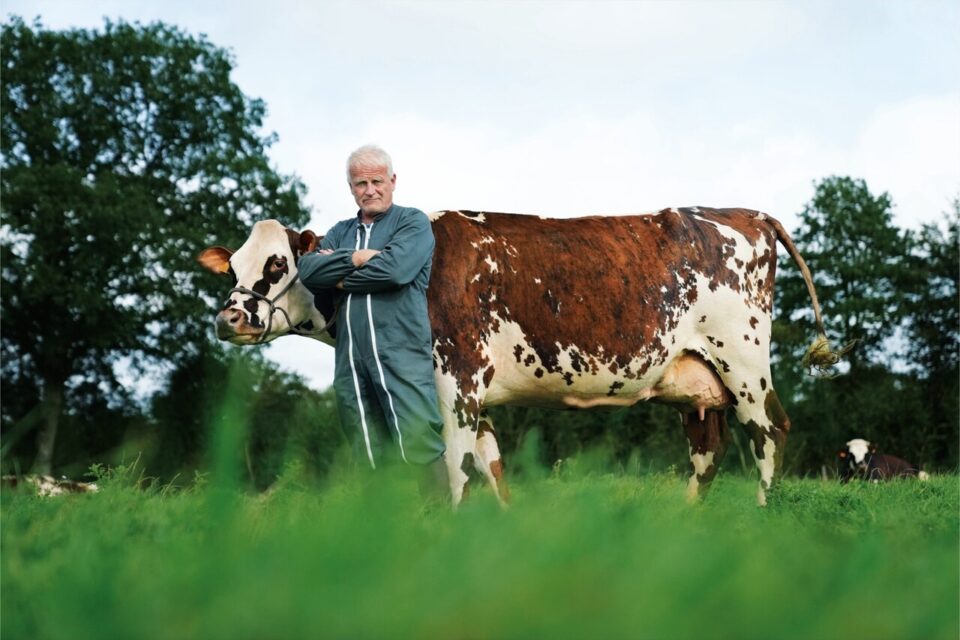 François Foucault, éleveur à Briouze dans l'Orne, pose à côté de la nouvelle égérie 2024 du Salon de l'agriculture.