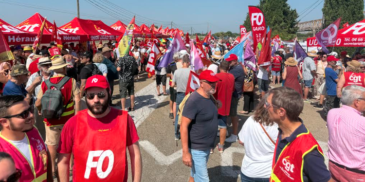 Le 3 juin 2025, plus d'un millier de personnes se sont rassemblées, à l'appel de la CGT, devant les grilles de la verrerie Owens Illinois (O-I) de Vergèze (Gard) pour dénoncer la fermeture de l'usine.