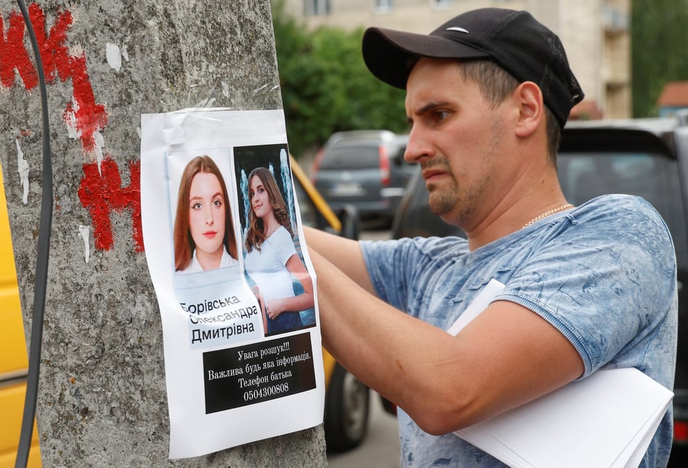 Photo d'archives d'un homme posant une affiche sur une personne disparue, a vinnytsia