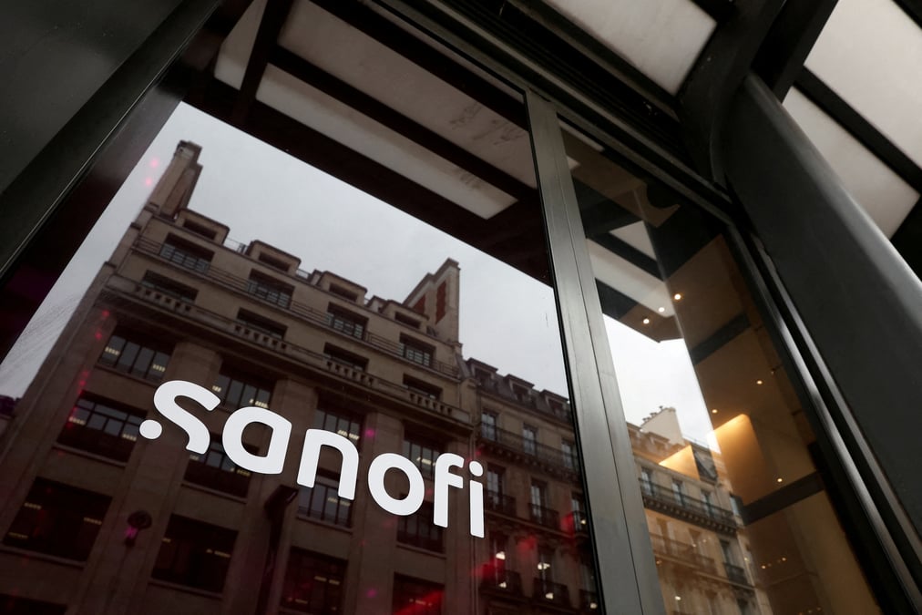Le logo de sanofi au siege de l'entreprise, a paris