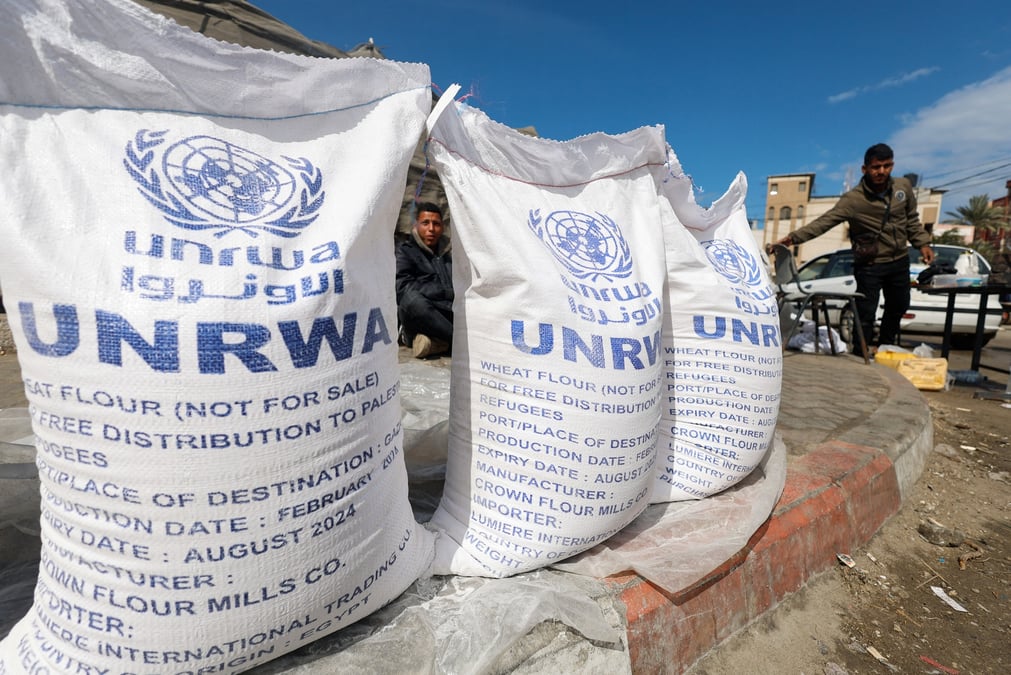 Des palestiniens deplaces attendent de recevoir de l'aide de l'unrwa, a rafah