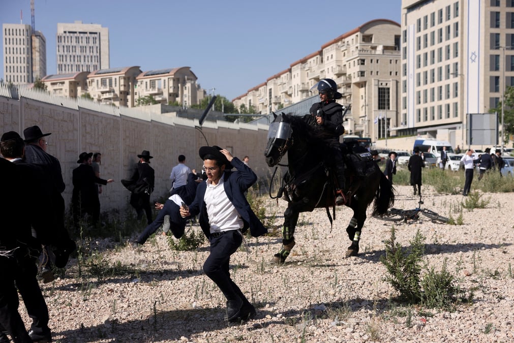 Photo d'archives: les forces de securite interviennent pendant une manifestation des juifs ultra-orthodoxes