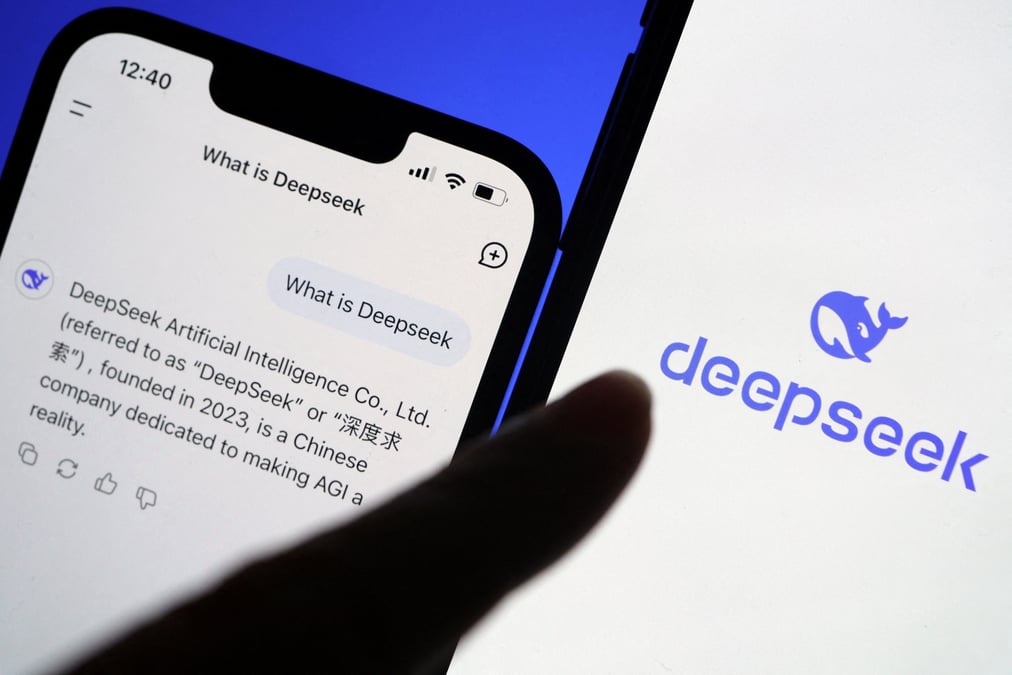 DeepSeek, fleuron chinois de l’IA, est soupçonné de liens profonds avec l’armée et de contourner les sanctions américaines sur les puces.