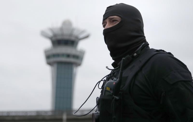 Deux suspects deferes apres l'attaque d'orly