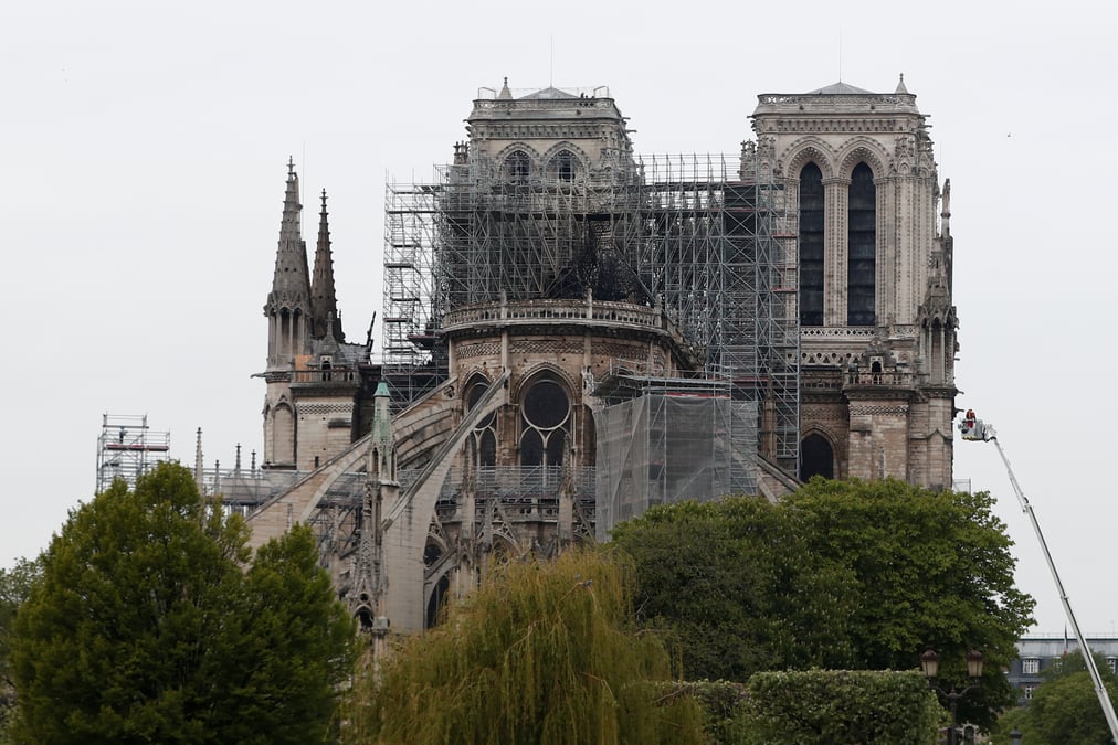 L'incendie de notre-dame maitrise, collecte lancee pour la reconstruction