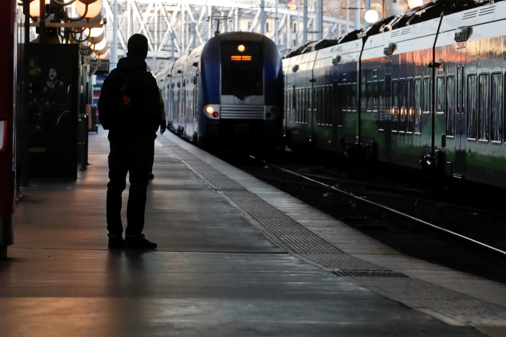 Des agents de la surete ferroviaire tirent sur un homme arme d'un couteau a paris