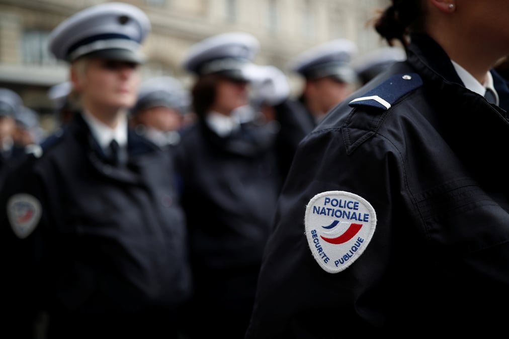 Des policiers francais sont au garde-a-vous lors d'une ceremonie a la prefecture de police de paris