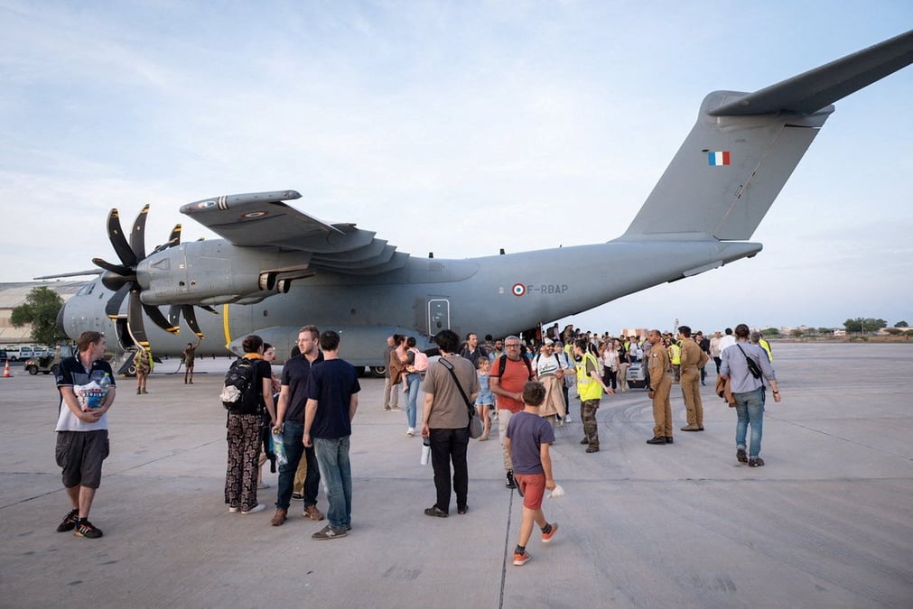 Un avion de l'armee de l'air francaise arrive a djibouti
