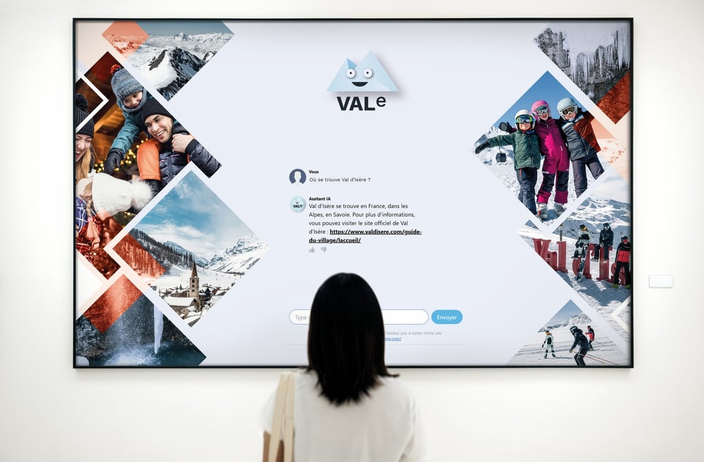 Depuis début janvier, les visiteurs de la station de Val d'Isère ont la possibilité d'échanger avec un agent d'accueil, mais aussi avec un agent conversationnel issu de l'IA générative pour répondre à des questions durant leur séjour.