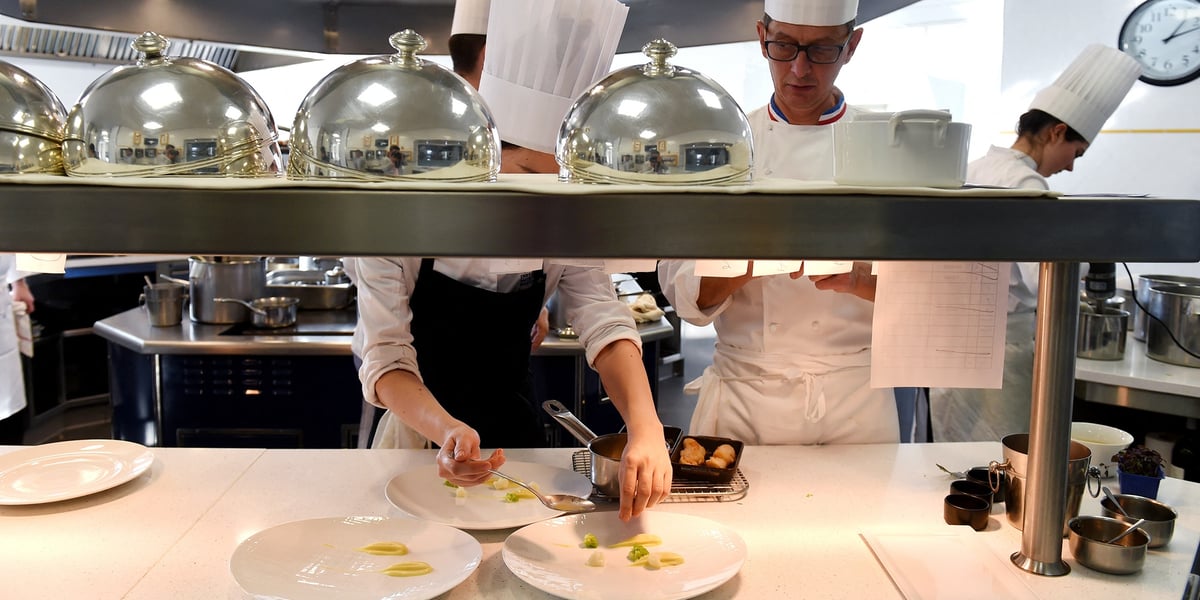 Des étudiants apprennent à servir en suivant les codes du style gastronomique français.