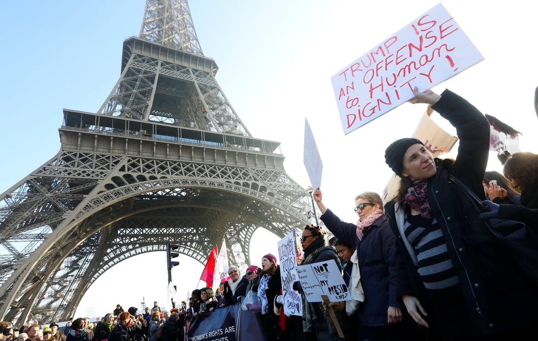Defile a paris de la marche des femmes contre trump