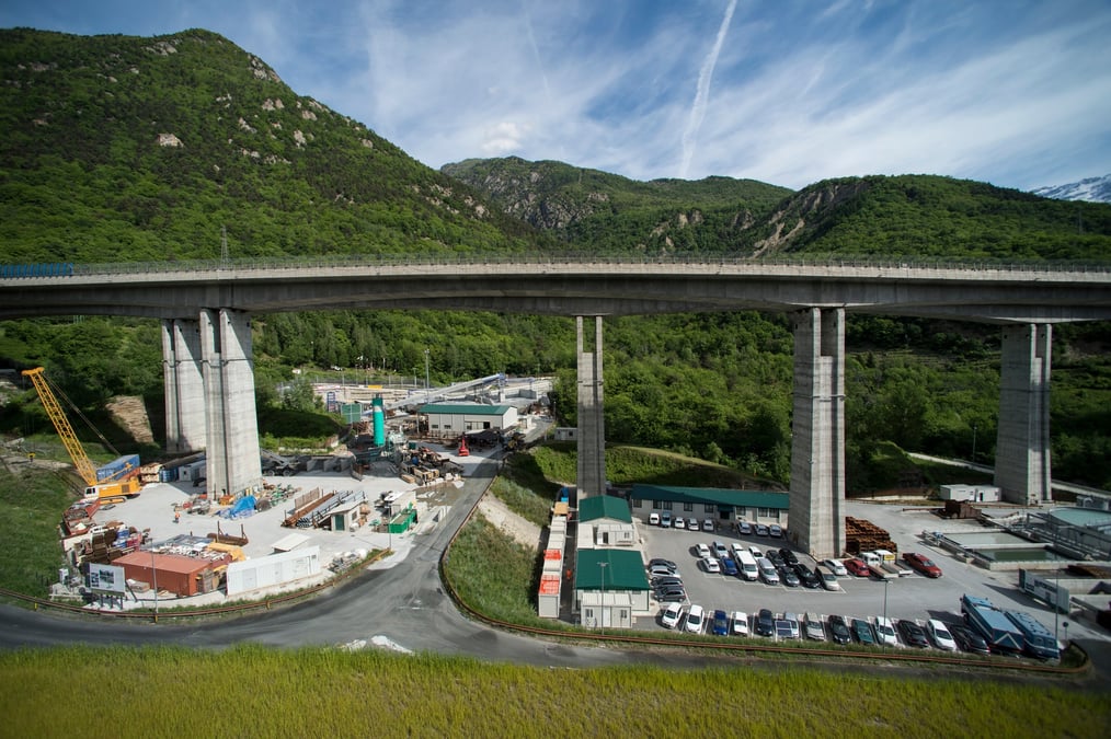 Le creusement du futur tunnel transfrontalier de 57,5 kilomètres entre la France et l'Italie a débuté il y a huit ans : fin mars 2024, « l'excavation a atteint 36,4 km de galeries sur un total de 162 km à réaliser », indique la TELT (promoteur public du projet franco-italien).