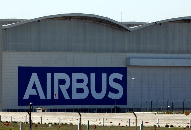 Airbus, qui avait décidé mardi de suspendre pour quatre jours ses activités de production et d'assemblage dans ses usines françaises et espagnoles, espère reprendre lundi une activité partielle dans tous ses sites en France et en Espagne.
