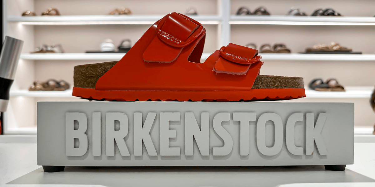 Depuis 2021, Birkenstock est contrôlé par le fonds d'investissement L Catterton, auquel est associé le leader mondial du luxe LVMH.