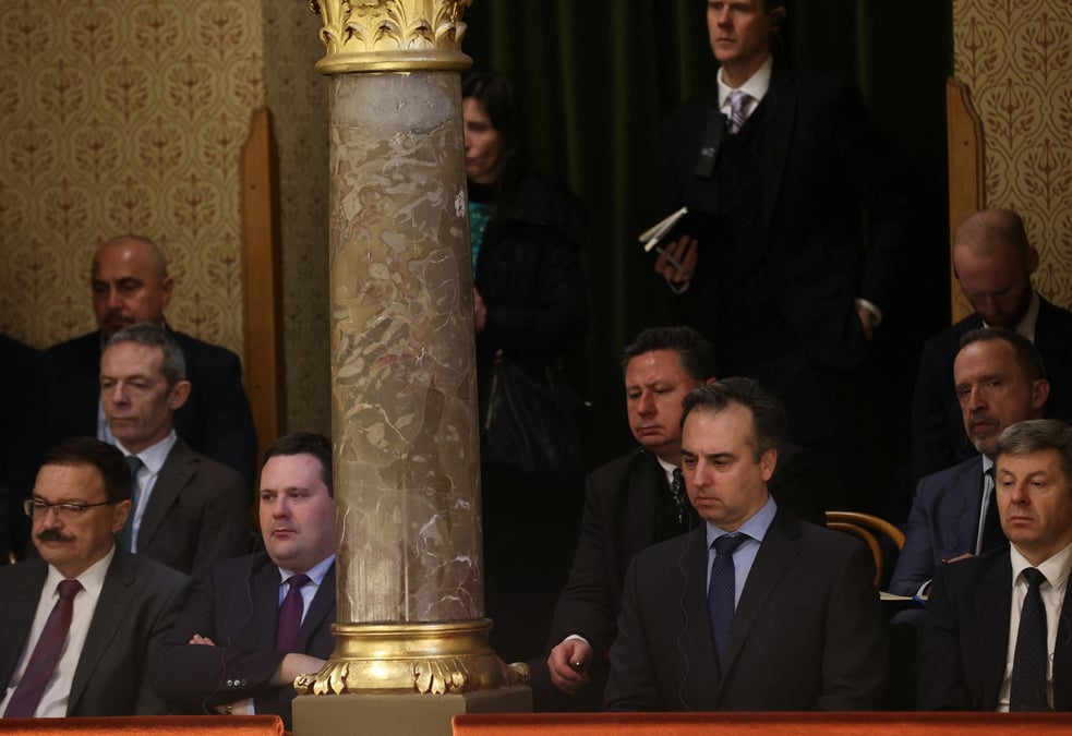 Les ambassadeurs des pays membres de l'otan en hongrie assistent a une session parlementaire a budapest